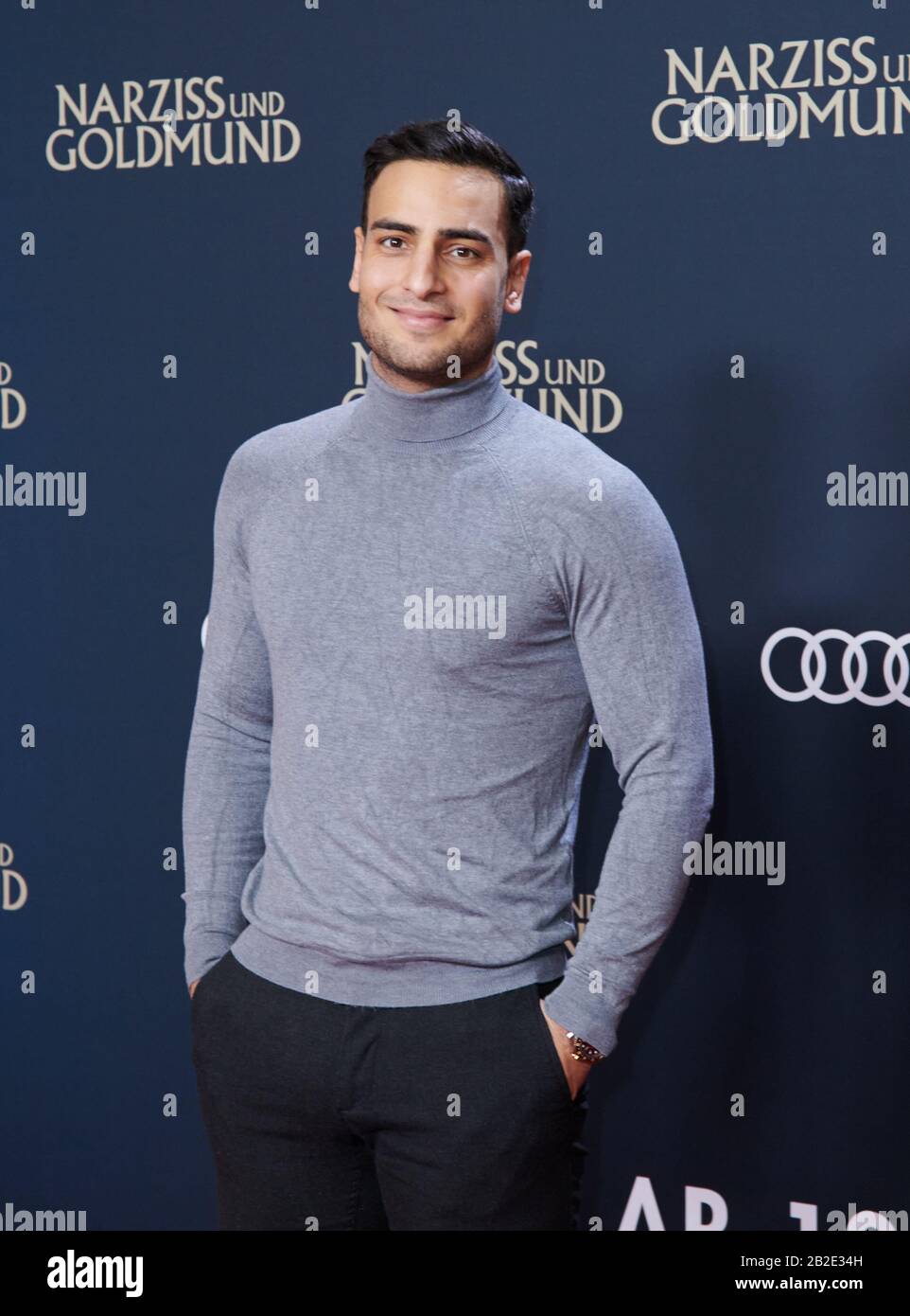 Berlin, Deutschland. März 2020. Schauspieler Timur Ülker kommt zur Weltpremiere des Films "Narcissus und Goldmund" in den Zoo Palast. Credit: Annette Riedl / dpa / Alamy Live News Stockfoto