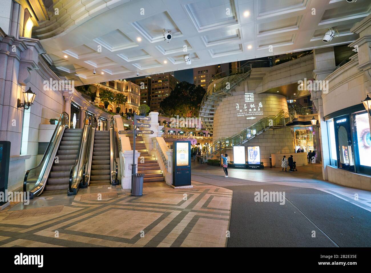 Hongkong, CHINA - CIRCA JANUAR 2019: Teilansicht des Innenhofs der Ehemaligen Marine Police Headquarters In der Nacht. Stockfoto Hongkong, CHINA - CIRCA JANUAR 2019: Teilansicht des Innenhofs der Ehemaligen Marine Police Headquarters In der Nacht. Stockfoto