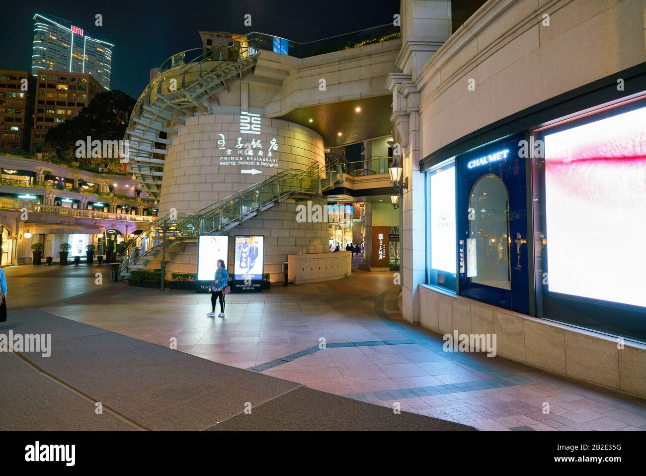 Hongkong, CHINA - CIRCA JANUAR 2019: Teilansicht des Innenhofs der Ehemaligen Marine Police Headquarters In der Nacht. Stockfoto Hongkong, CHINA - CIRCA JANUAR 2019: Teilansicht des Innenhofs der Ehemaligen Marine Police Headquarters In der Nacht. Stockfoto