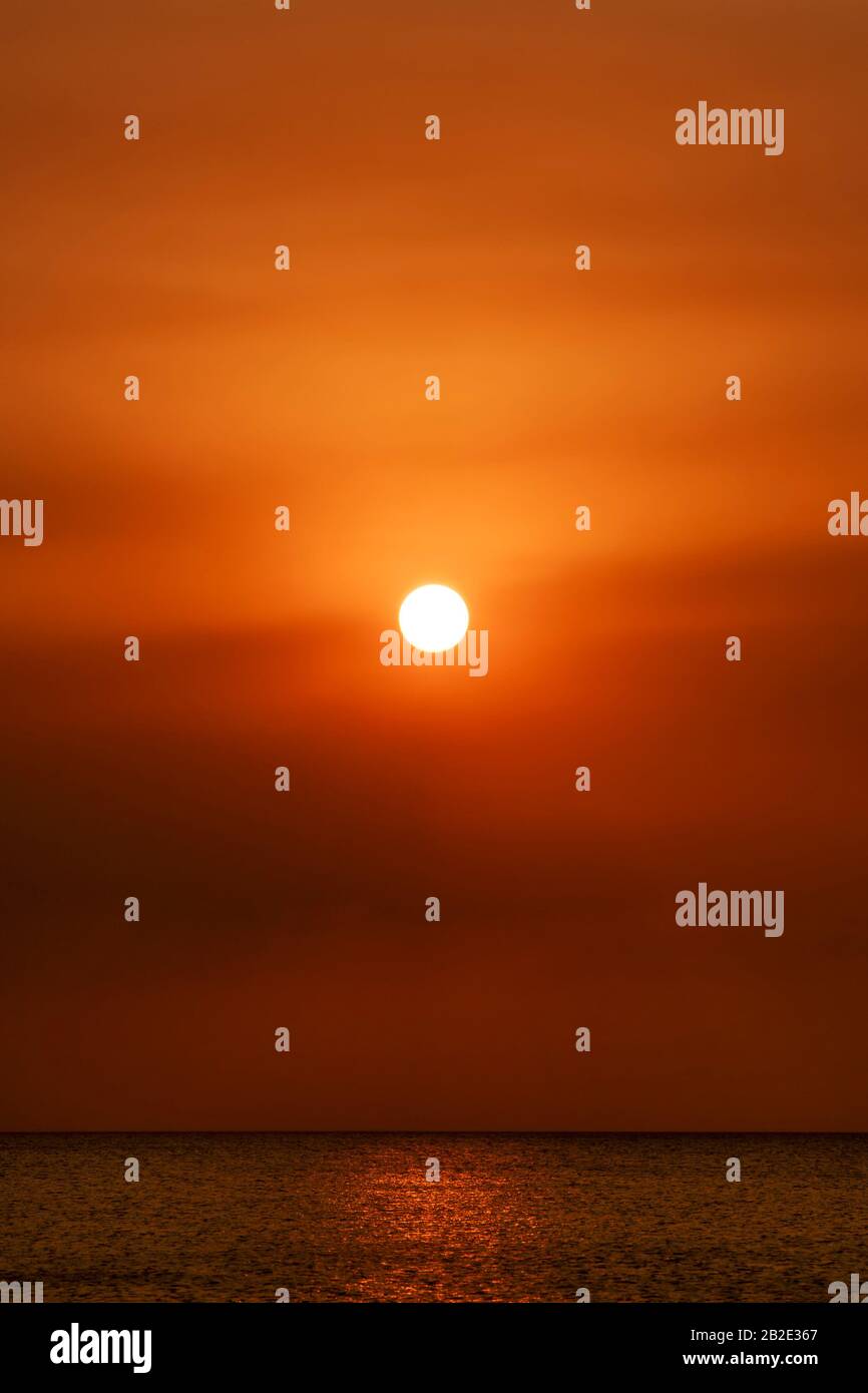 Sonnenuntergang mit viel Sahara-Sand in der Atmosphäre für ein weiches Licht und einen gefilterten Effekt mit weichen Wolkenschichten. Leben in Florida Stockfoto