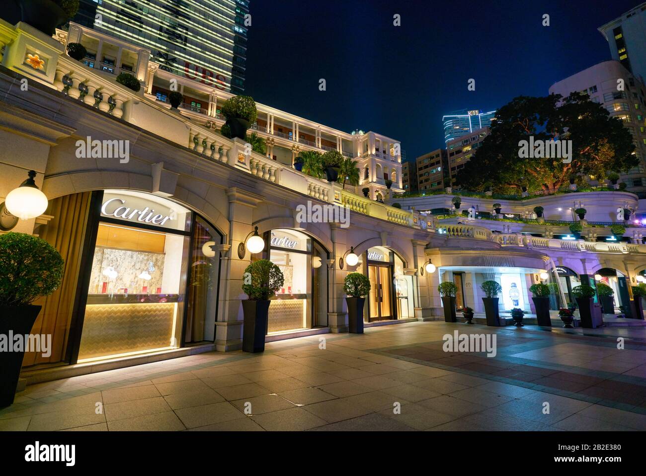 Hongkong, CHINA - CIRCA JANUAR 2019: Cartier-Schaufenster in der Ehemaligen Marine Police Headquarters Compound in der Nacht. Stockfoto Hongkong, CHINA - CIRCA JANUAR 2019: Cartier-Schaufenster in der Ehemaligen Marine Police Headquarters Compound in der Nacht. Stockfoto