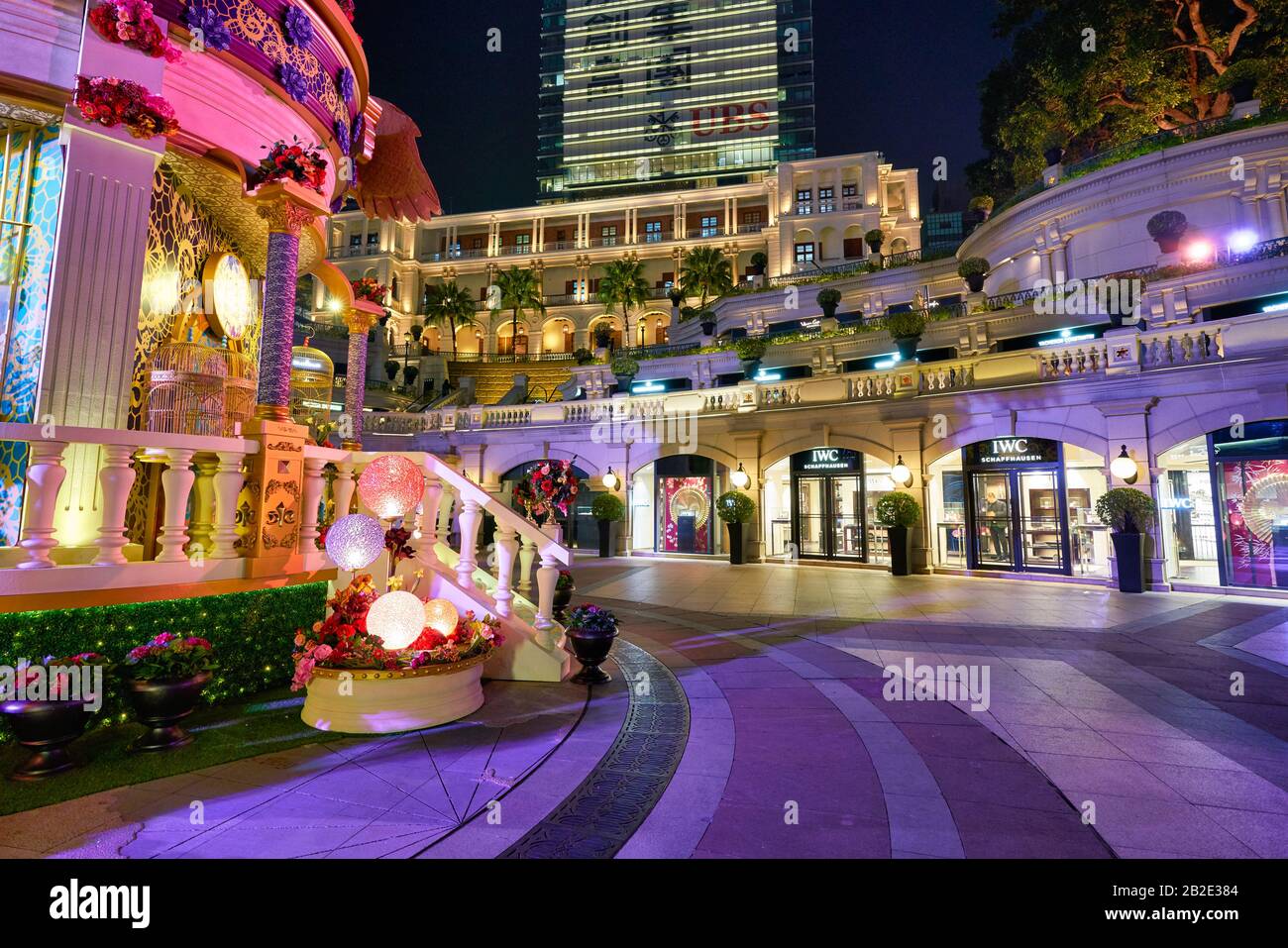 Hongkong, CHINA - CIRCA JANUAR 2019: Teilansicht des Innenhofs der Ehemaligen Marine Police Headquarters In der Nacht. Stockfoto Hongkong, CHINA - CIRCA JANUAR 2019: Teilansicht des Innenhofs der Ehemaligen Marine Police Headquarters In der Nacht. Stockfoto
