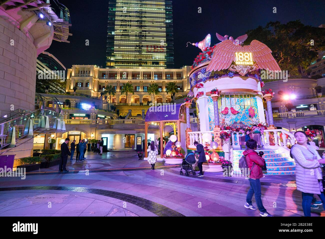 Hongkong, CHINA - CIRCA JANUAR 2019: Teilansicht des Innenhofs der Ehemaligen Marine Police Headquarters In der Nacht. Stockfoto Hongkong, CHINA - CIRCA JANUAR 2019: Teilansicht des Innenhofs der Ehemaligen Marine Police Headquarters In der Nacht. Stockfoto