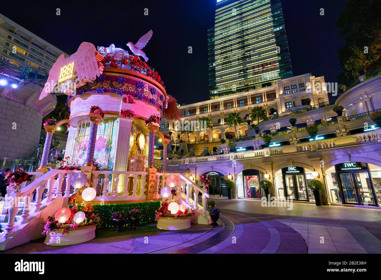 Hongkong, CHINA - CIRCA JANUAR 2019: Teilansicht des Innenhofs der Ehemaligen Marine Police Headquarters In der Nacht. Stockfoto Hongkong, CHINA - CIRCA JANUAR 2019: Teilansicht des Innenhofs der Ehemaligen Marine Police Headquarters In der Nacht. Stockfoto
