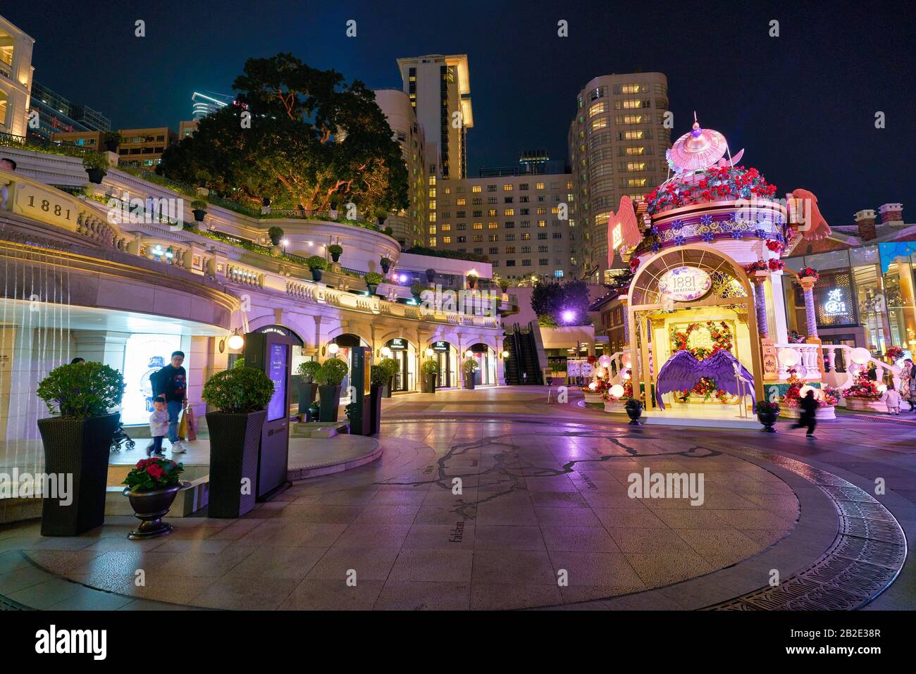 Hongkong, CHINA - CIRCA JANUAR 2019: Teilansicht des Innenhofs der Ehemaligen Marine Police Headquarters In der Nacht. Stockfoto Hongkong, CHINA - CIRCA JANUAR 2019: Teilansicht des Innenhofs der Ehemaligen Marine Police Headquarters In der Nacht. Stockfoto