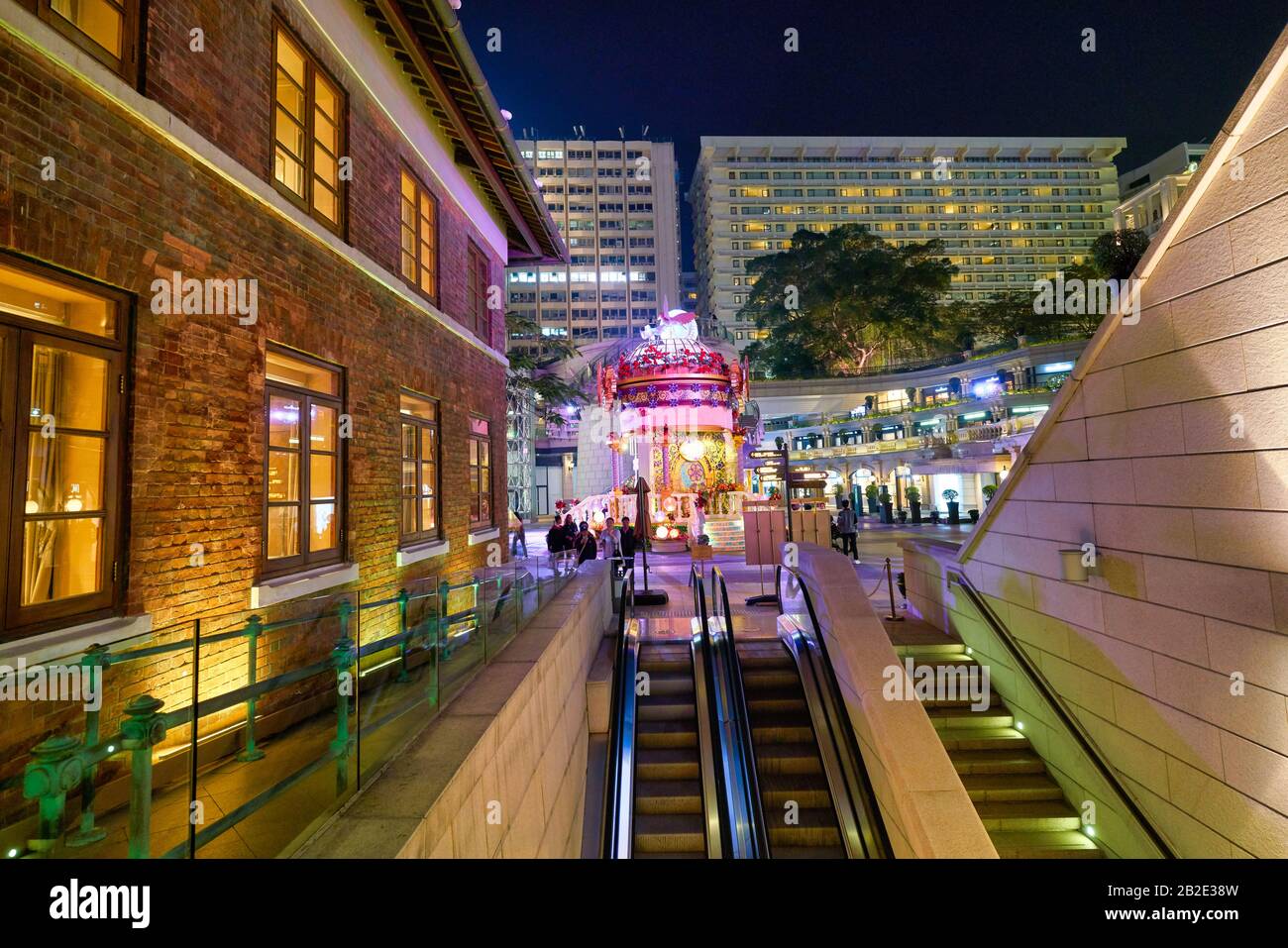 Hongkong, CHINA - CIRCA JANUAR 2019: Teilansicht des Innenhofs der Ehemaligen Marine Police Headquarters In der Nacht. Stockfoto Hongkong, CHINA - CIRCA JANUAR 2019: Teilansicht des Innenhofs der Ehemaligen Marine Police Headquarters In der Nacht. Stockfoto
