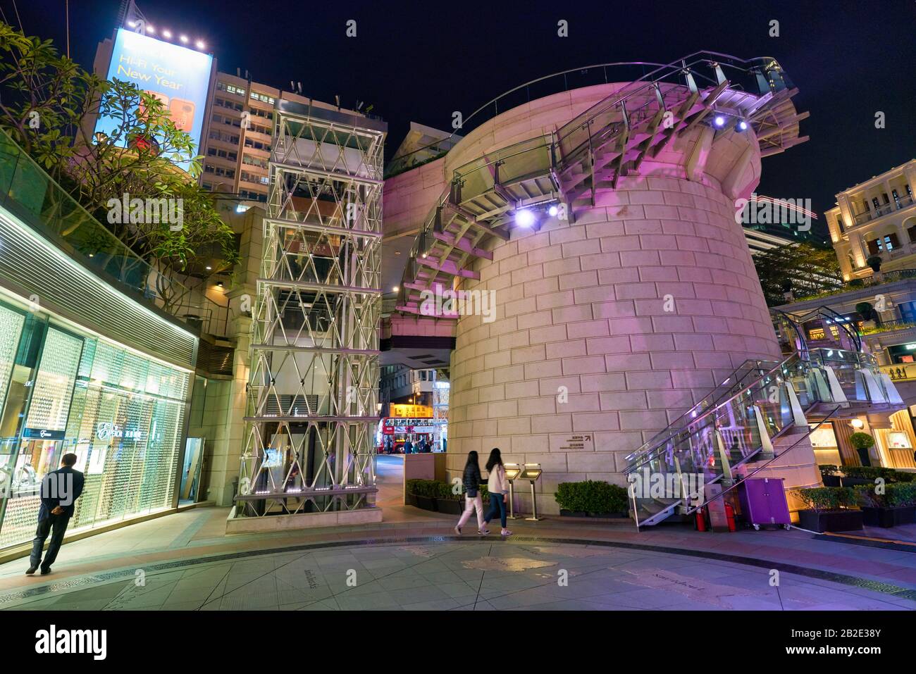Hongkong, CHINA - CIRCA JANUAR 2019: Teilansicht des Innenhofs der Ehemaligen Marine Police Headquarters In der Nacht. Stockfoto Hongkong, CHINA - CIRCA JANUAR 2019: Teilansicht des Innenhofs der Ehemaligen Marine Police Headquarters In der Nacht. Stockfoto