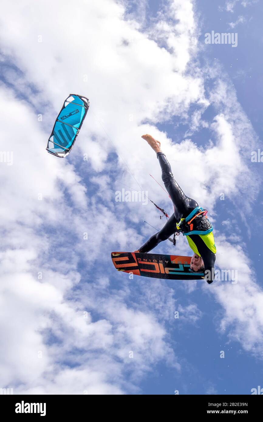 Kitesurfer Dimitri Maramenides macht Tricks in der Luft über einem sauberen Sprung. Stockfoto
