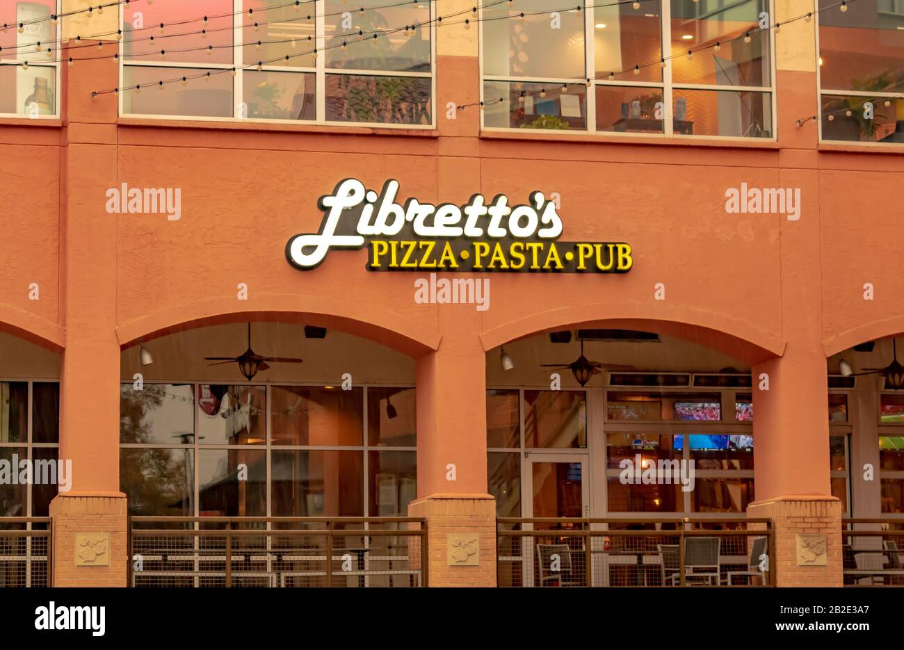 Charlotte, NC/USA - 23. November 2019: Marke "Libretto's Pizza Pasta Pub" und Logo auf der Außenseite des Restaurants in weißen und gelben Buchstaben auf rötlichem sto Stockfoto