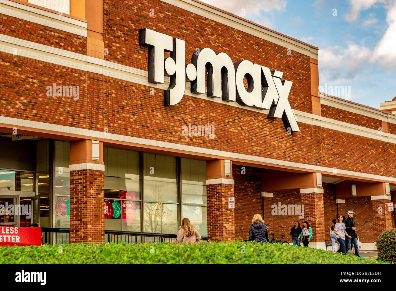 Charlotte, NC/USA - 14. Dezember 2019: Mittlere horizontale Nahaufnahme von 'T.J. Maxx' Ladenfassade, die eine Marke in auffälligen weißen Buchstaben auf einem Ziegelgebäude zeigt. Stockfoto