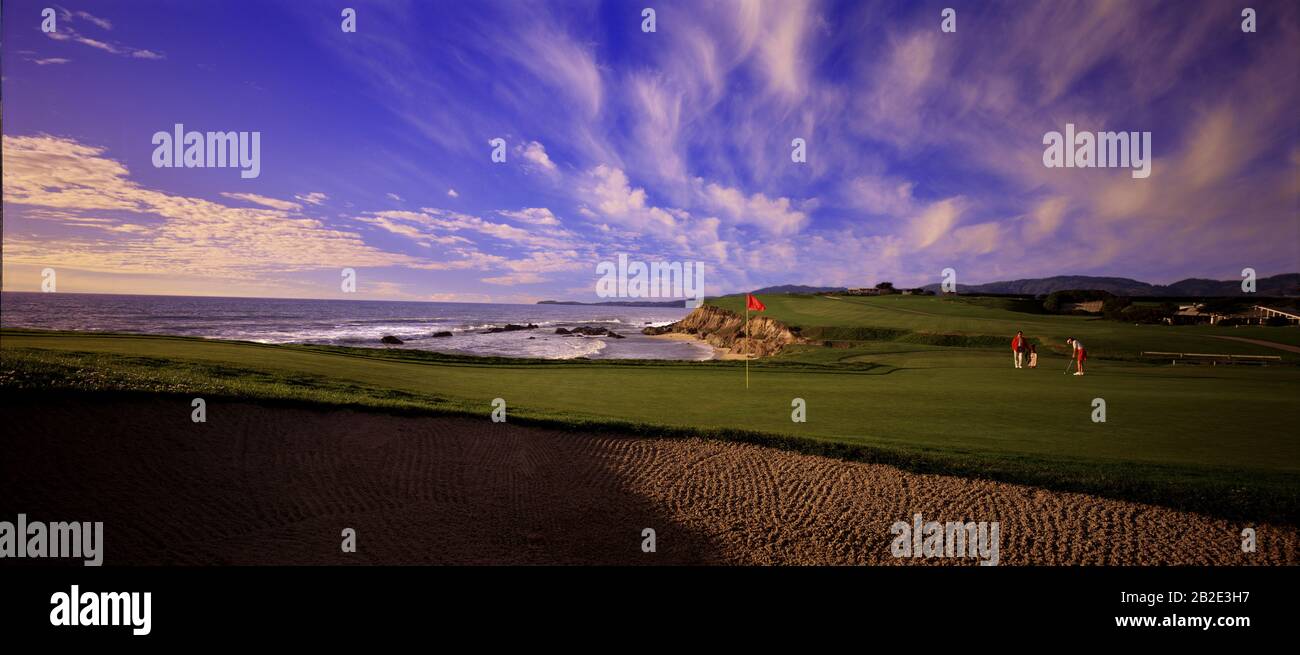 Männer spielen Golf an einem sonnigen Tag. Stockfoto