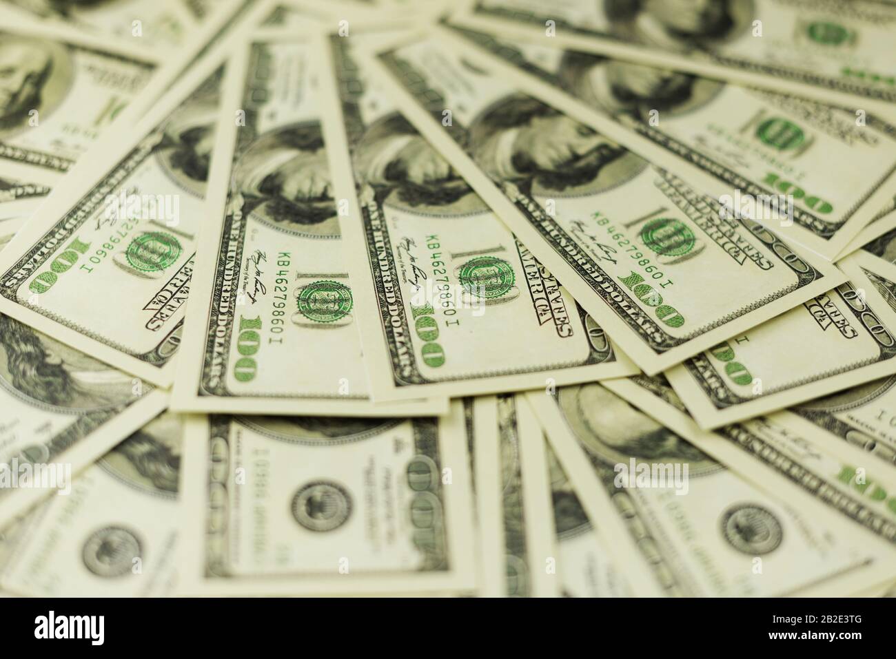 Hintergrund vieler Geldscheine Bargeld 100 Dollar kanadisch-amerikanisch in einem Haufen Stockfoto