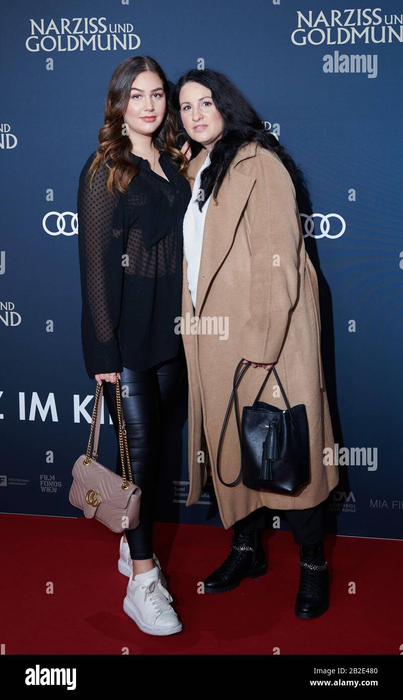 Berlin, Deutschland. März 2020. Die Produzentin Minu Barati-Fischer (r) und ihre Tochter Shirin kommen zur Weltpremiere des Films "Narcissus und Goldmund" in den Zoo Palast. Credit: Annette Riedl / dpa / Alamy Live News Stockfoto