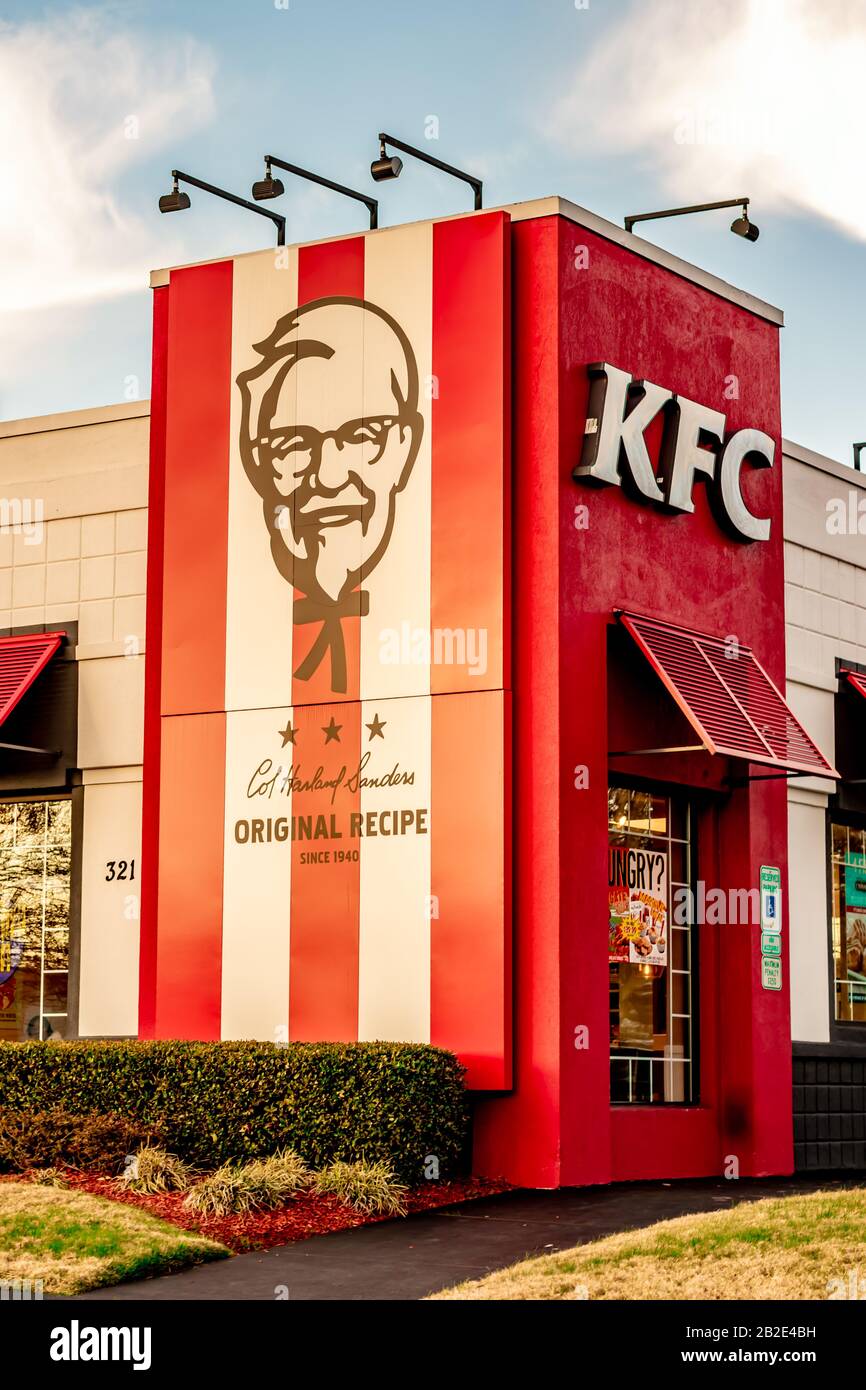 Charlotte, NC/USA - 14. Dezember 2019: Mittlerer vertikaler redaktioneller Schuss von rot-weiß blockierten Ecken des "KFC"-Einzelhandelsfilet mit gebratenem Hähnchenauslauf, der BH zeigt Stockfoto