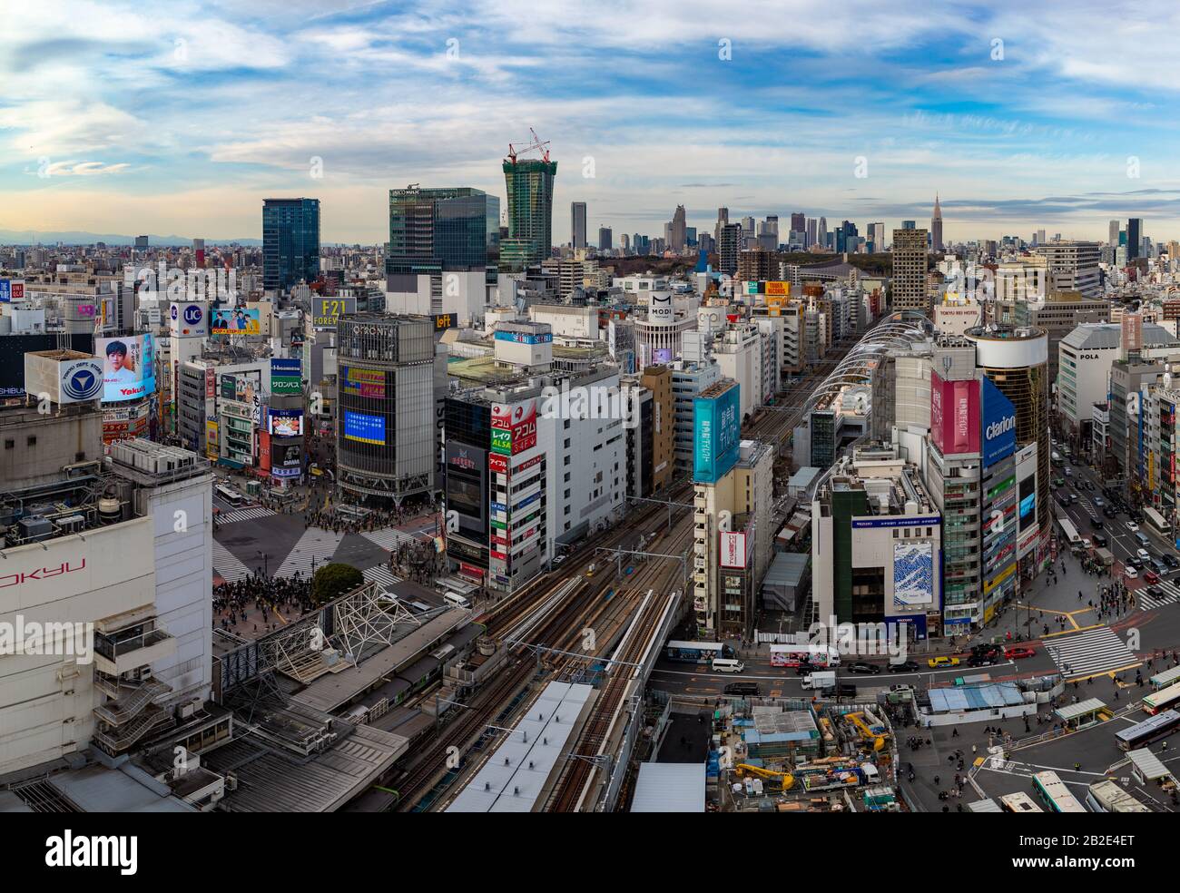 Ein Panoramabild von Shibuya City von oben (Tokio). Stockfoto