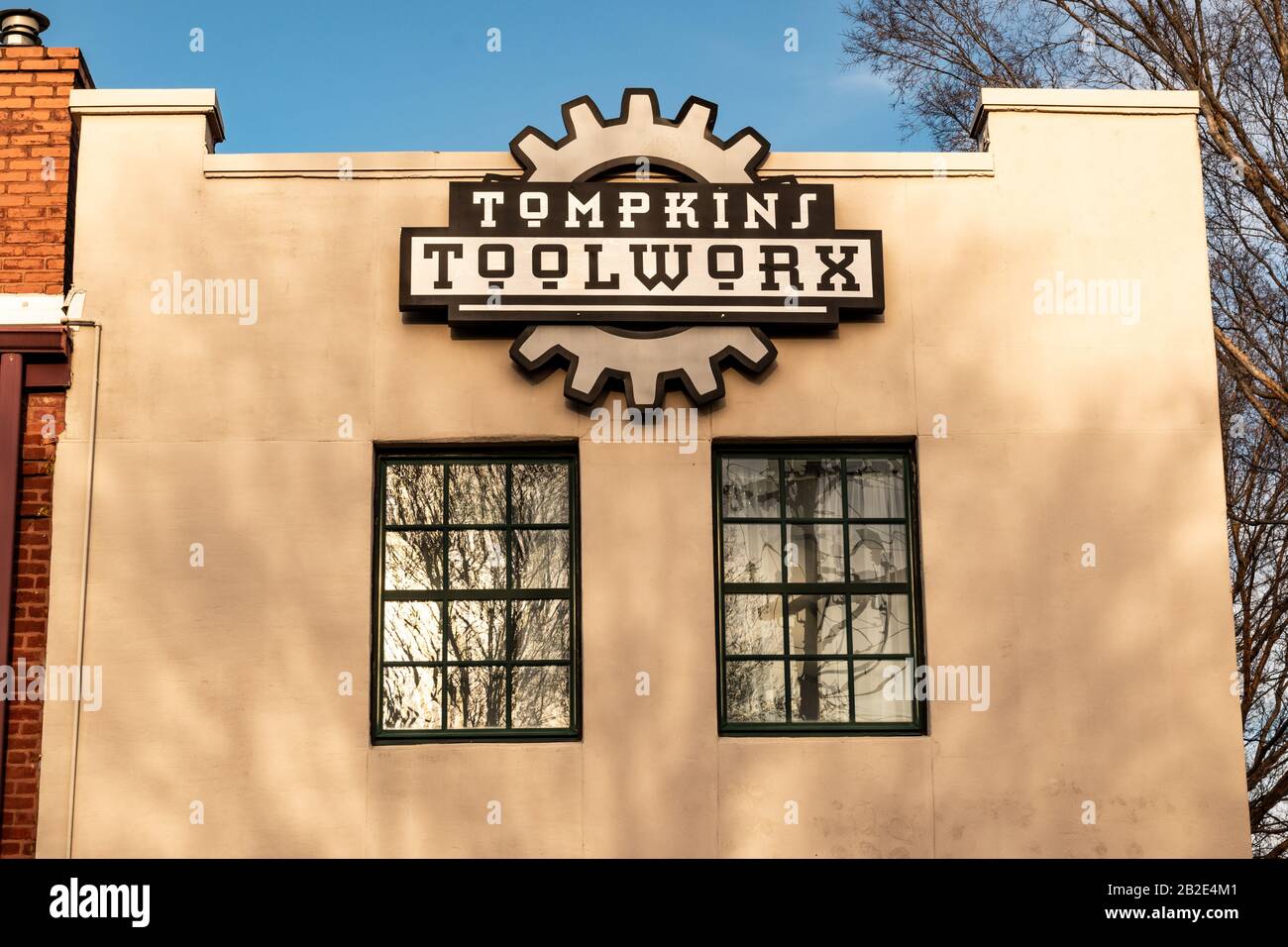 Charlotte, NC USA - 26. Dezember 2019: Horizontale, mittlere Nahaufnahme der Außenfassadenmarke „Tompkins Toolworx“ und der Logo-Beschilderung mit Fenstern. Stockfoto