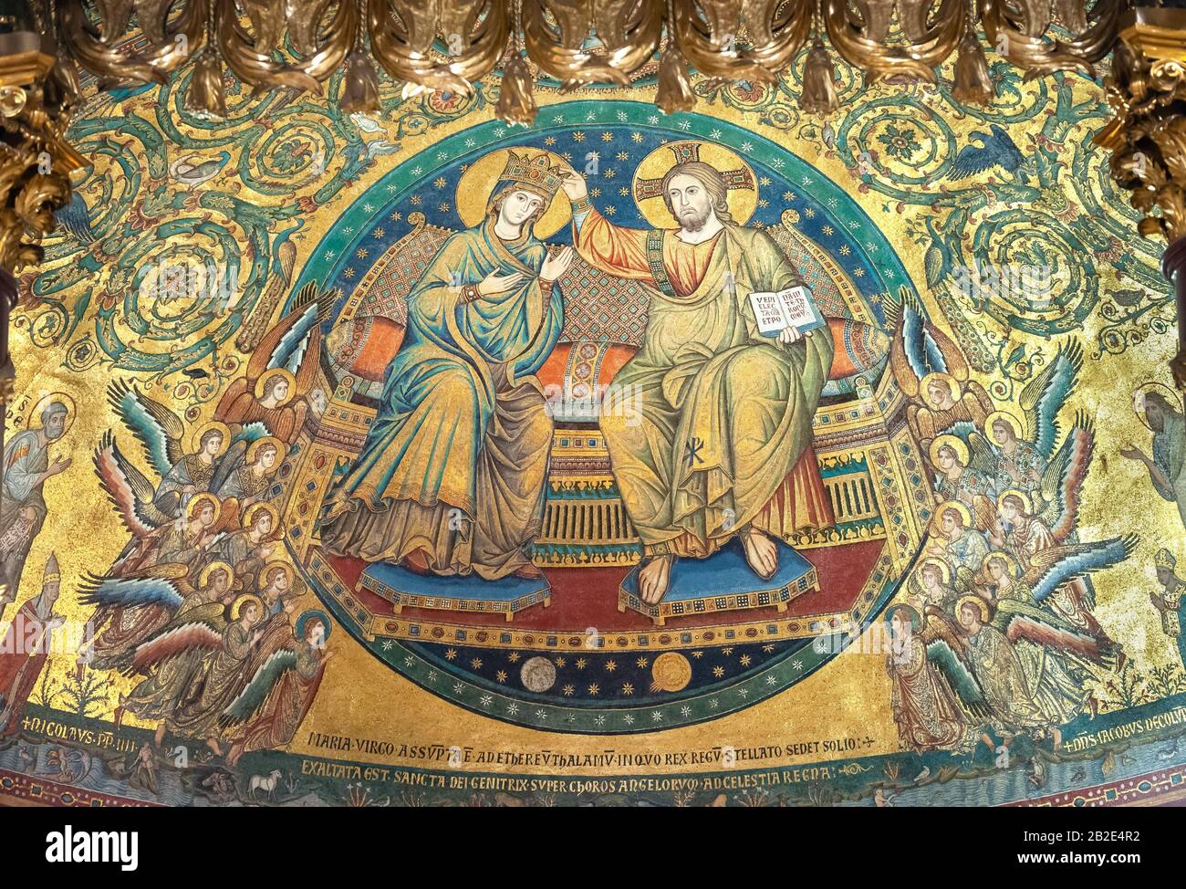 Jacopo Torritis Mosaik "Marienkrönung" (1296) in der Apse der Papstbasilika Santa Maria Maggiore, Rom, Italien Stockfoto