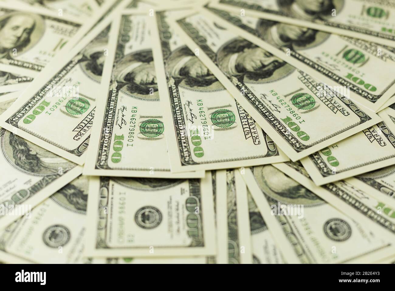 Hintergrund vieler Geldscheine Bargeld 100 Dollar kanadisch-amerikanisch in einem Haufen Stockfoto