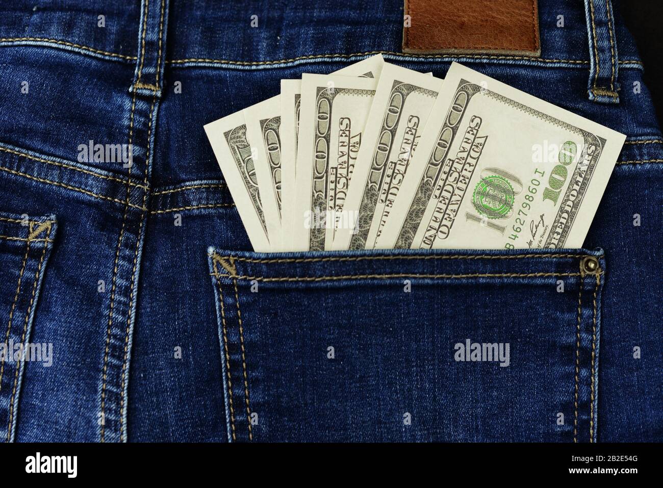 American Canadian Money Dollars Banknote 100 einhundert in einer Jeans-Tasche zur Zahlung Stockfoto