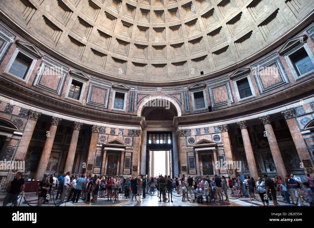 Weitwinkelaufnahme des Innenraums des Pantheon-Gebäudes in Rom Stockfoto