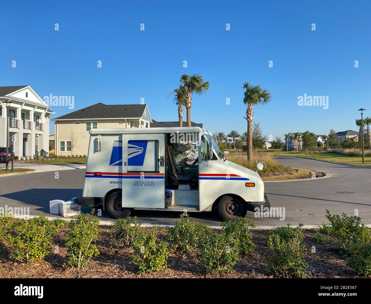 Orlando, FL/USA-1/21/20: Ein United States Postal Service, USPS, Lkw, der Lieferungen in einem Vorortgebiet vornahm. Stockfoto