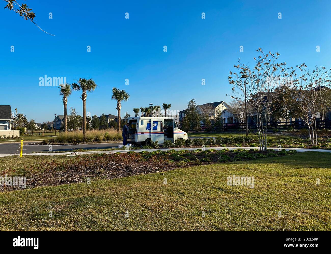 Orlando, FL/USA-1/21/20: Ein United States Postal Service, USPS, Lkw, der Lieferungen in einem Vorortgebiet vornahm. Stockfoto