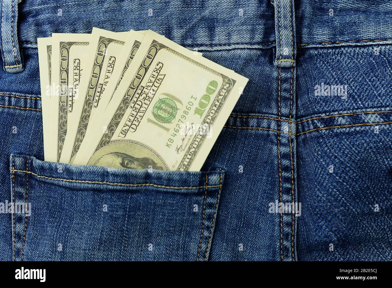 American Canadian Money Dollars Banknote 100 einhundert in einer Jeans-Tasche zur Zahlung Stockfoto