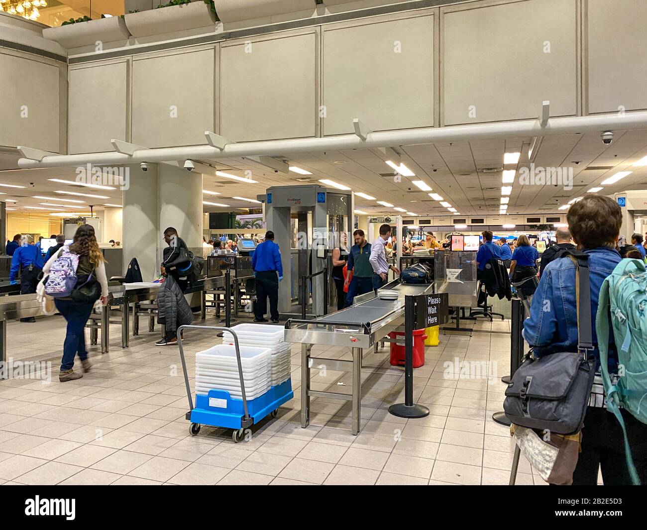 Orlando, FL/USA-2/27/20: Menschen, die an einem geschäftigen Tag durch Orlando International Airport MCO TSA Security gehen. Stockfoto