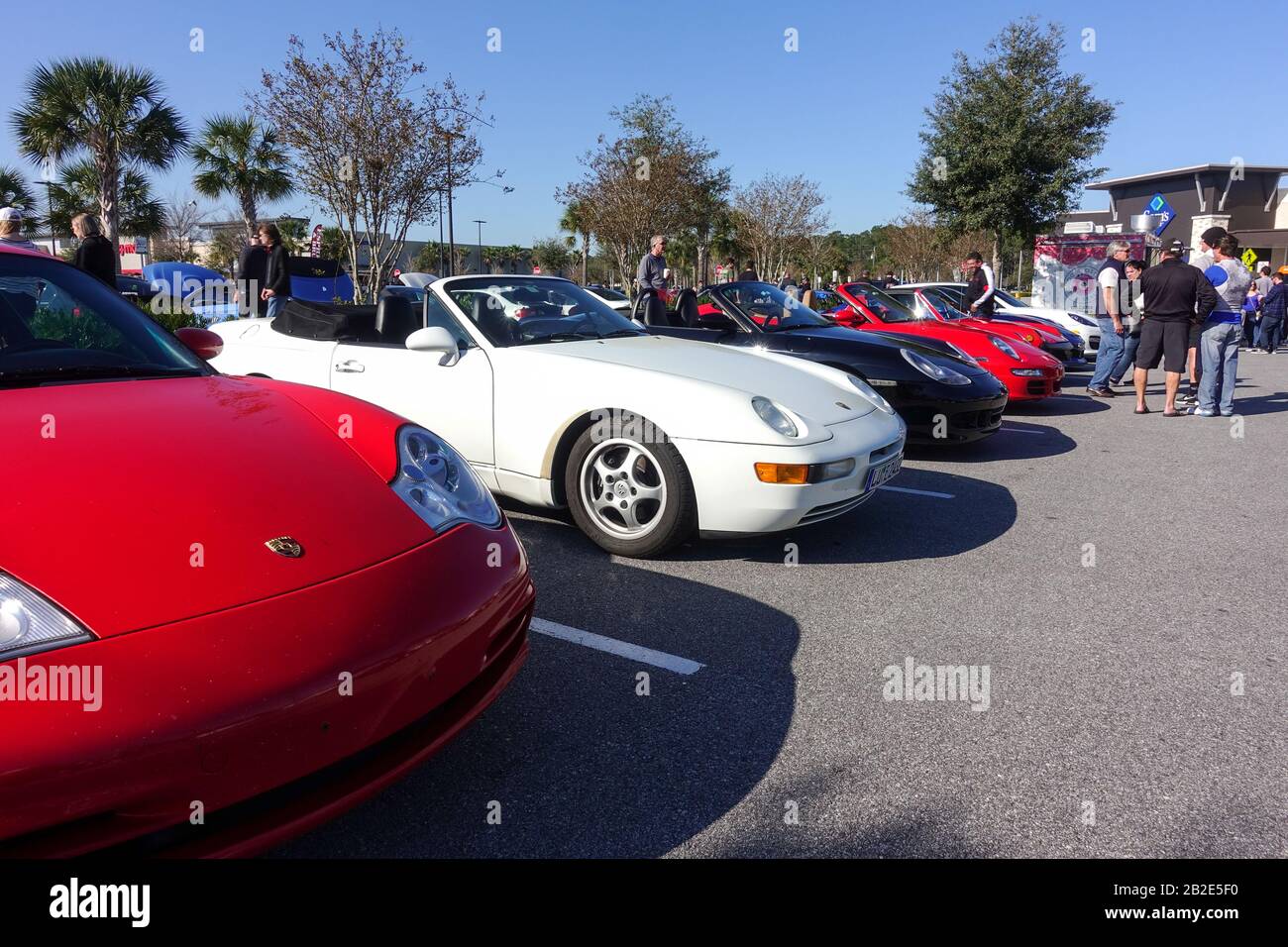 Orlando, FL/USA-3/1/20: Eine Reihe Porsches bei einer kostenlosen Autoschau auf einem Ladenparkplatz. Stockfoto