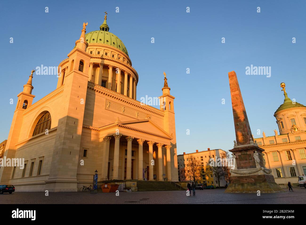 Blick auf die St. Nikolai-Kirchengemeinde Potsdam Kirche und den Marktplatz am Alten Markt während der Sonnenuntergangszeit mit klarem blauen Himmel in Potsdam, Deutschland. Stockfoto