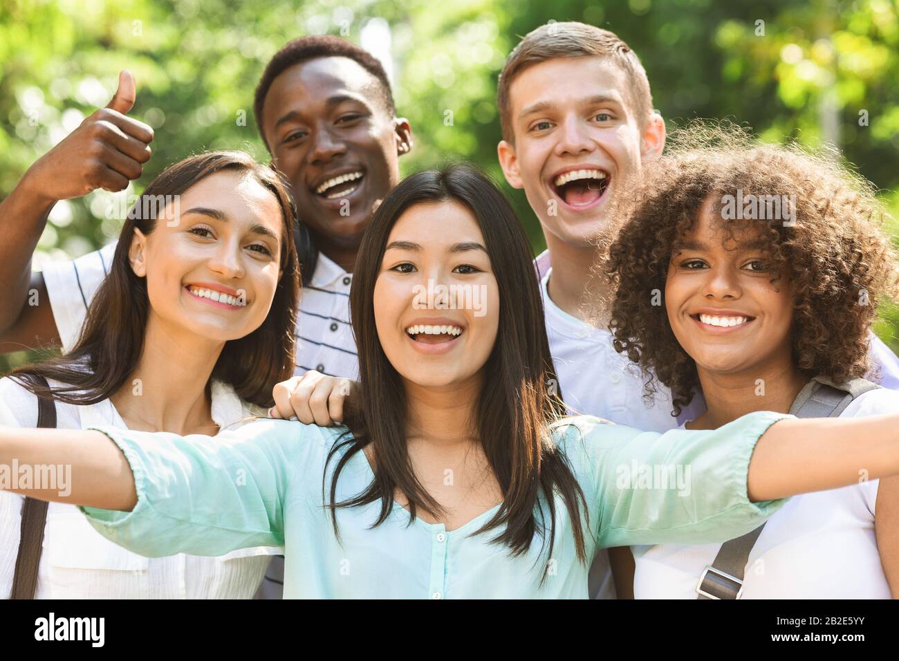 Gruppe von multiethnischen Teenager-Freunden, die selfie im Freien fotografieren Stockfoto