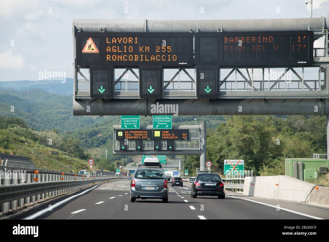 A1 Panorama und A1 Direttissima der Autostrada A1 Milano-Napoli genannt Autostrada del Sole in Florenz, Toskana, Italien. August 2019 © Wojciech St Stockfoto