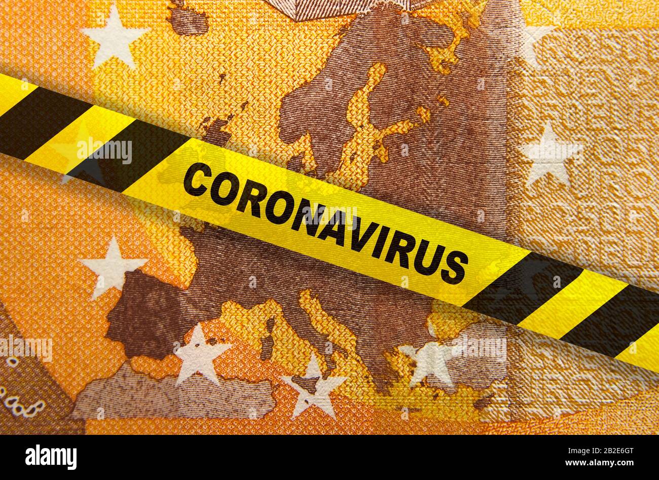 Coronavirus Quarantäne in Europa. Konzept. 50-Euro-Banknote mit EU-Karte und gelbem Band. Wirtschaft, die von einem Ausbruch des Corona-Virus betroffen ist Stockfoto