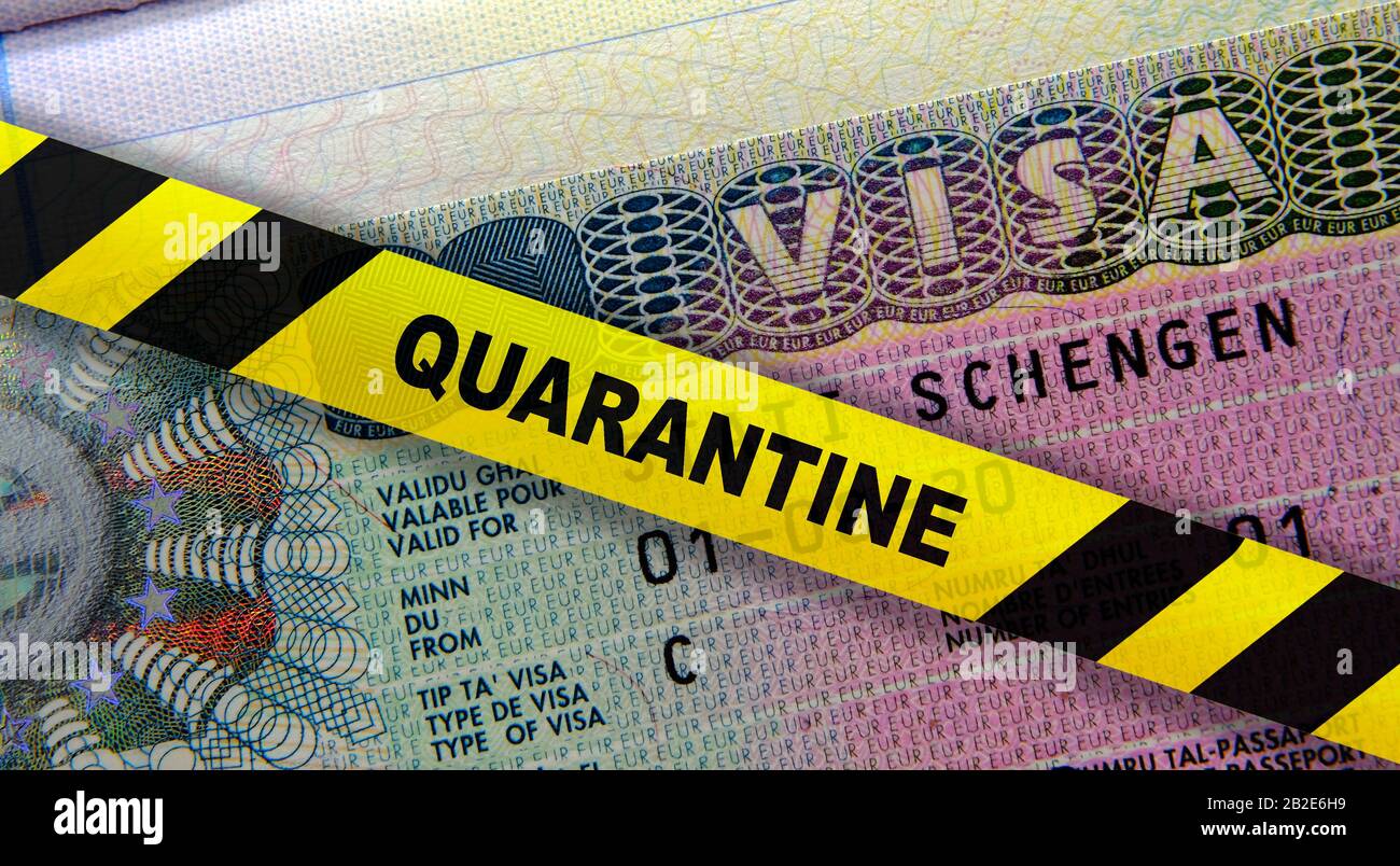 Coronavirus Quarantäne in Europa. Konzept. Schengen im Pass und ein gelbes Quarantäneband. Reisen in der EU sind von einem Ausbruch des Corona-Virus betroffen Stockfoto
