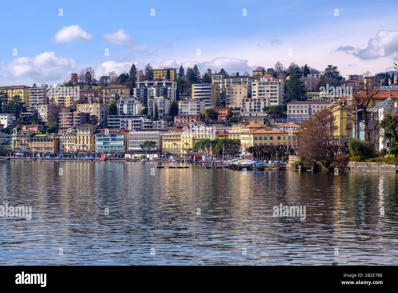 Blick vom Parco Ciani über den See in Richtung Zentral-Lugano, Schweiz. Stockfoto