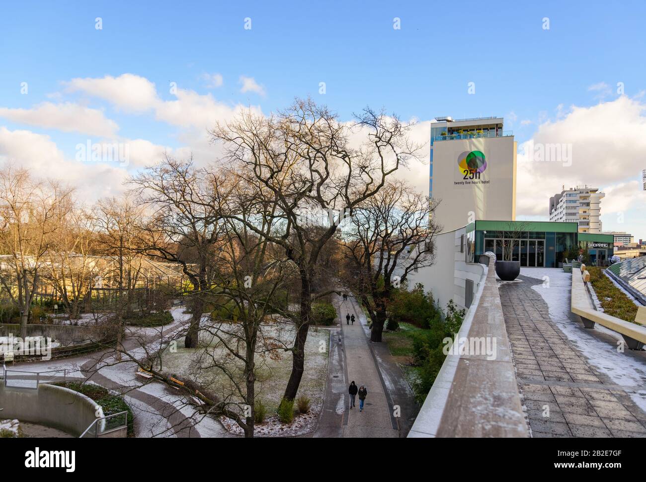 Die Dachterrasse des BIKINI Berlin, das berühmte Einkaufszentrum in der Nähe des Zoologischen Gartens und die winterliche Atmosphäre des Zoos berlin sind von Schnee bedeckt. Stockfoto