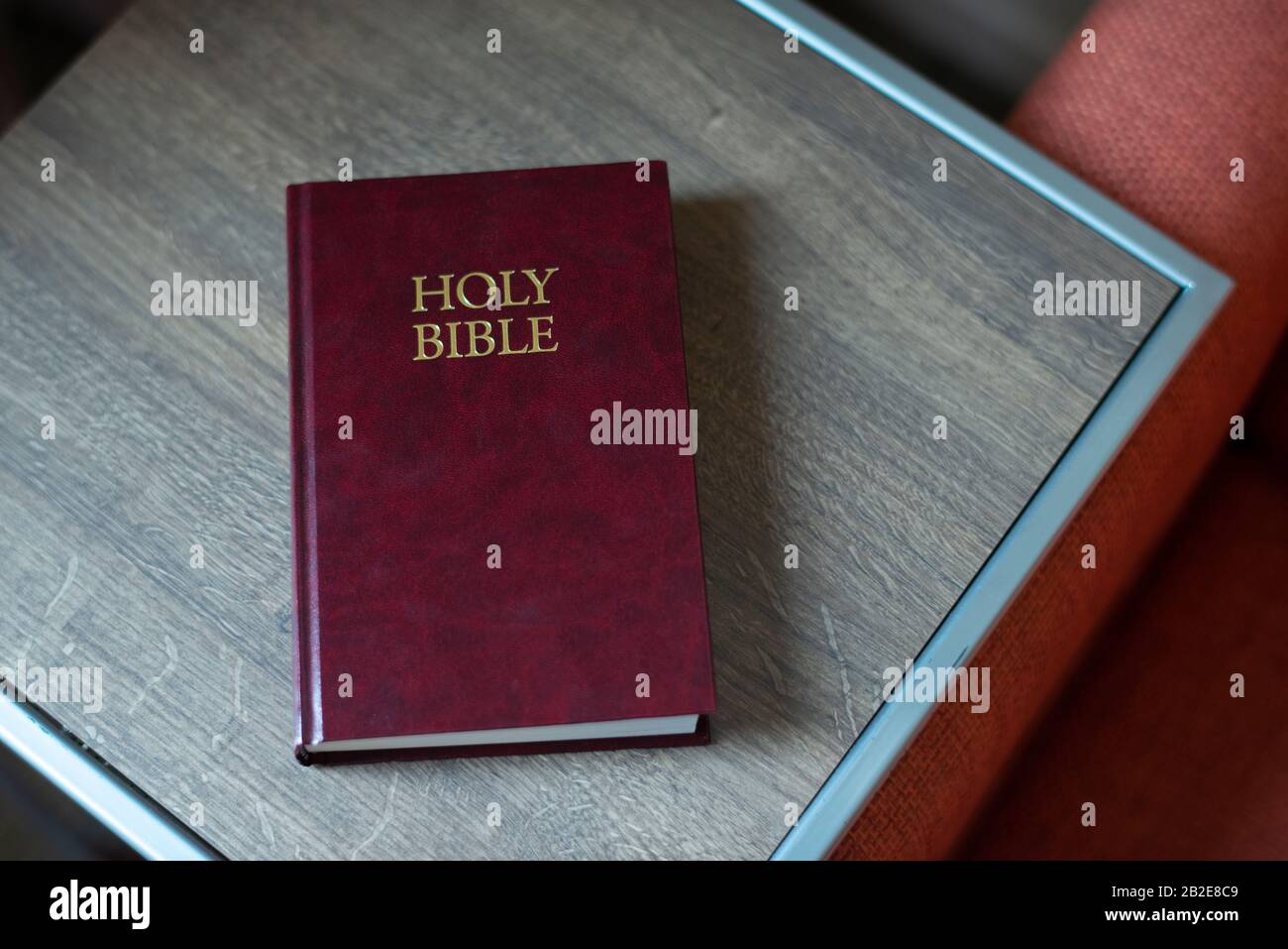 Heilige Bibel auf einem Beistelltisch im Motelzimmer Stockfoto