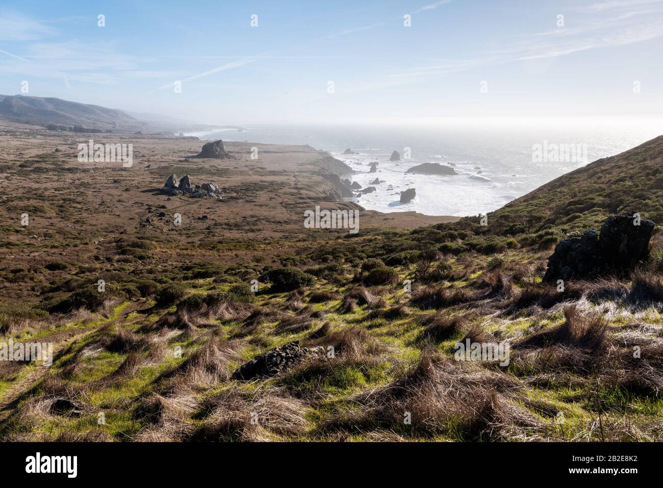 Beeindruckende Aussicht auf die Landzicht und das Meer von der Spitze des Hügels Stockfoto