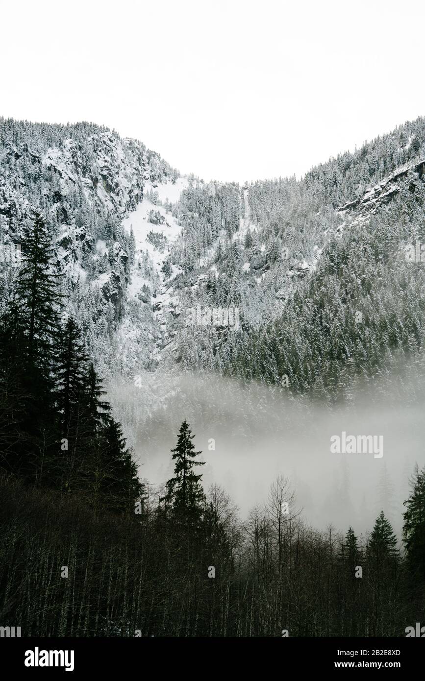 Eine schneebedeckte Bergkette in den Bergen der Nordkaskaden Stockfoto