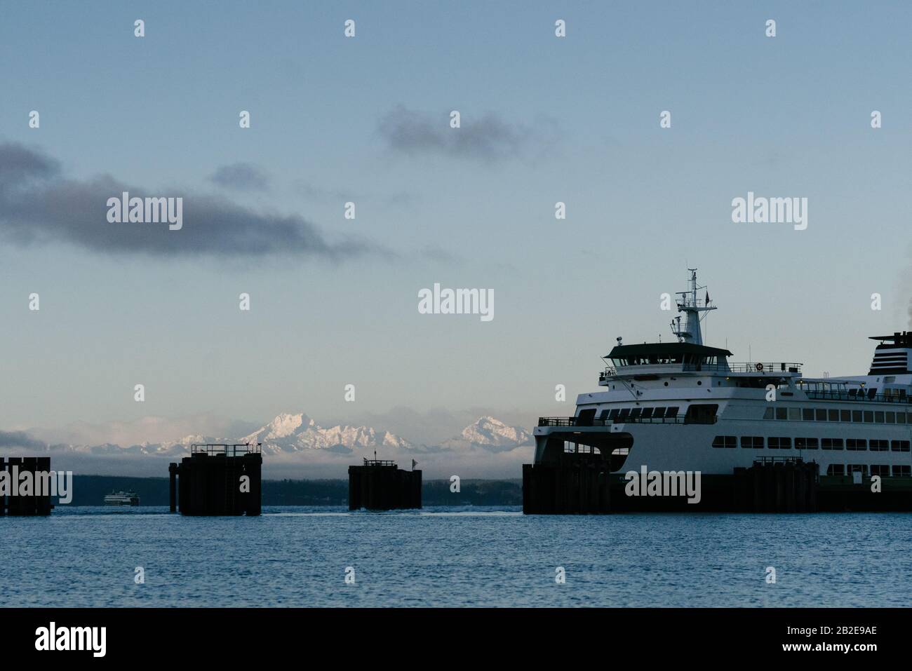 Weite Sicht auf die Olympic Mountains und ein Boot der Washington State Fähre Stockfoto