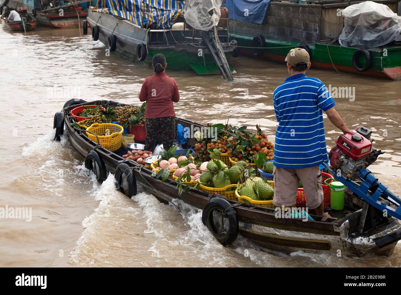 Vietnamesen in einem Boot in Can Tho schwimmenden Markt, Obst zu verkaufen Stockfoto