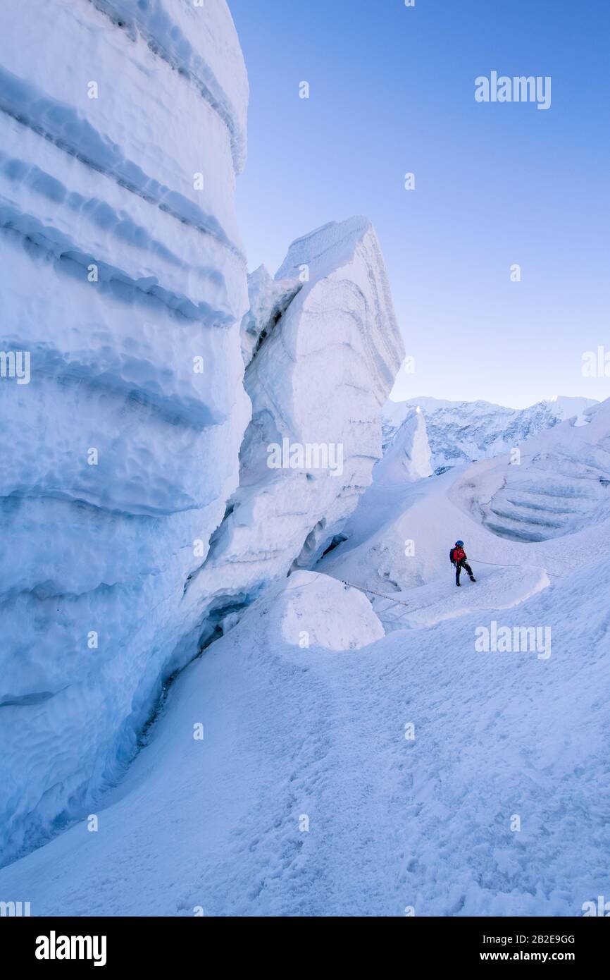 Bergsteigen am Seil im himalaya Stockfoto