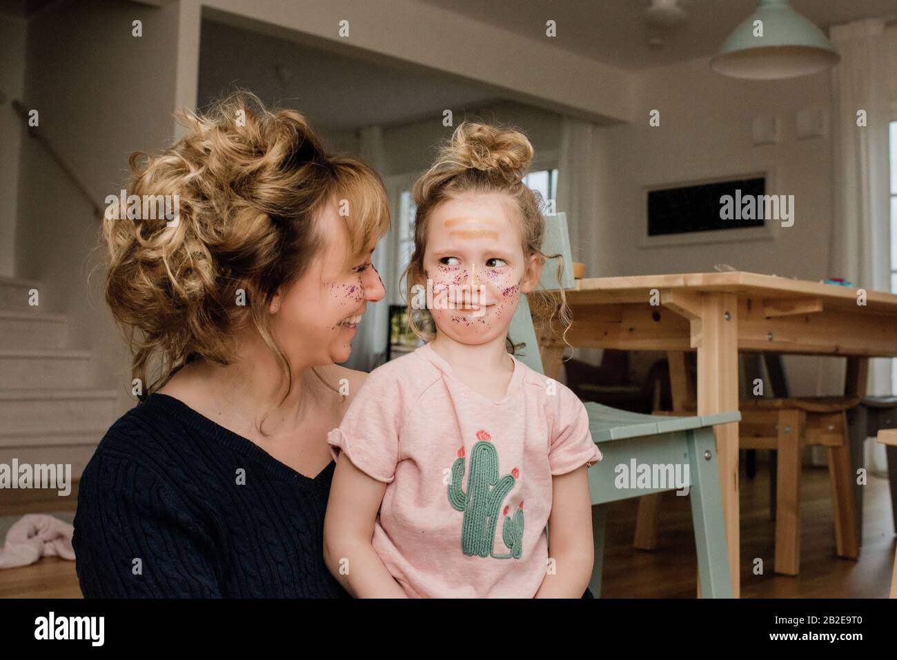 Mutter und Tochter ziehen dumme Gesichter beim Spielen verkleiden sich Stockfoto