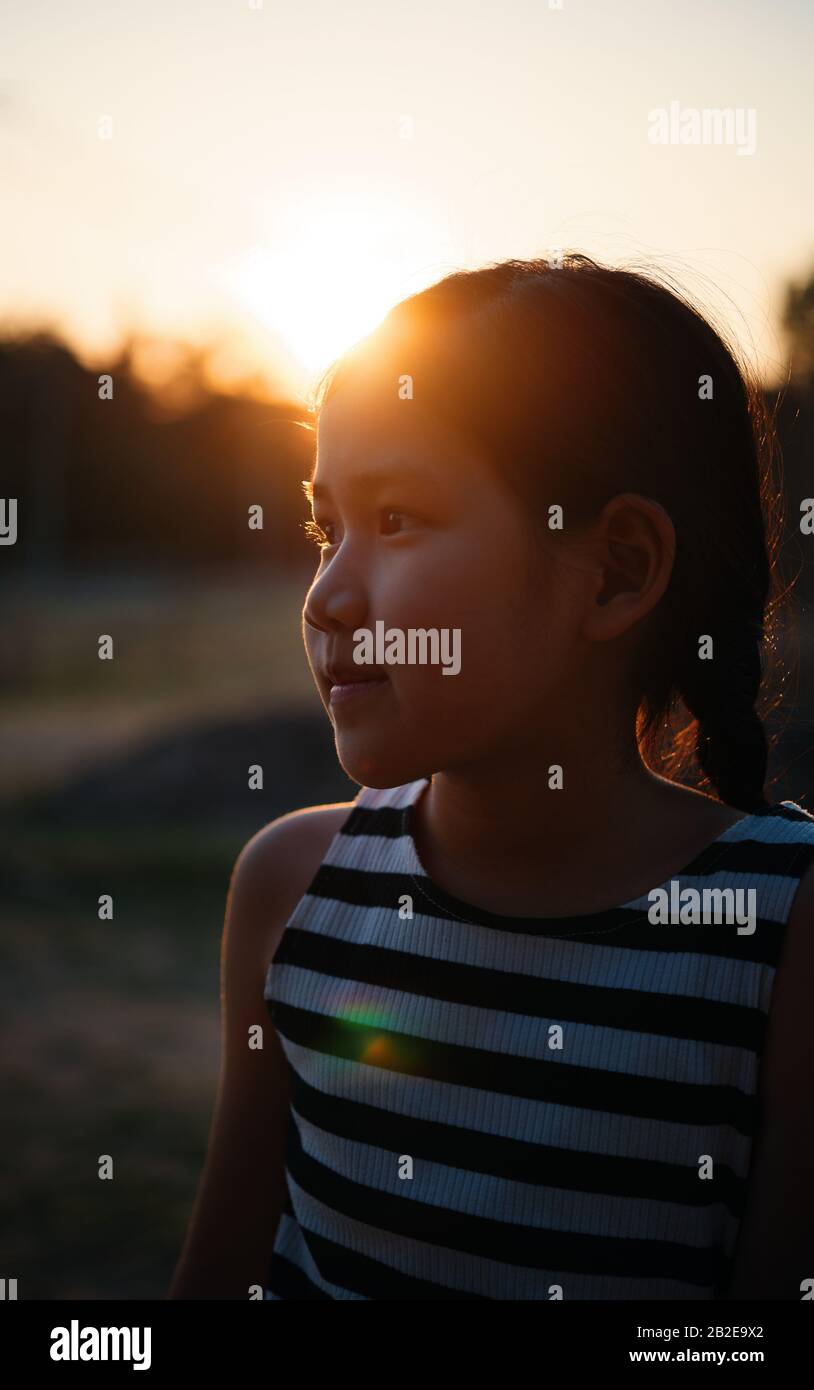 Porträt eines Mädchens bei Sonnenuntergang Stockfoto