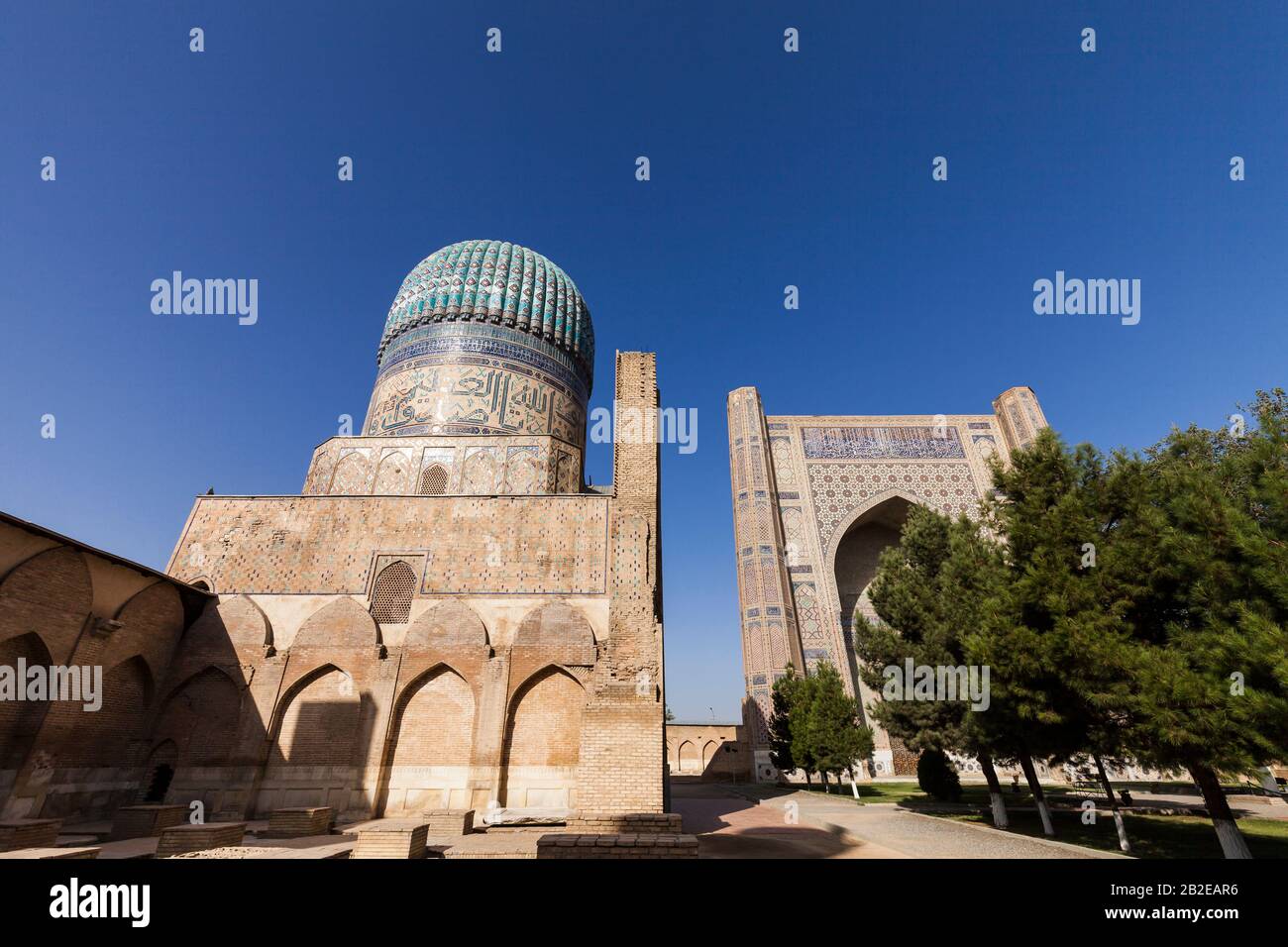 Iwan, ist ein islamischer Saal im Innenhof der Bibi Khanym-Moschee, der Bibi Khanum-Moschee, Samarkand, Usbekistan, Zentralasien und Asien Stockfoto