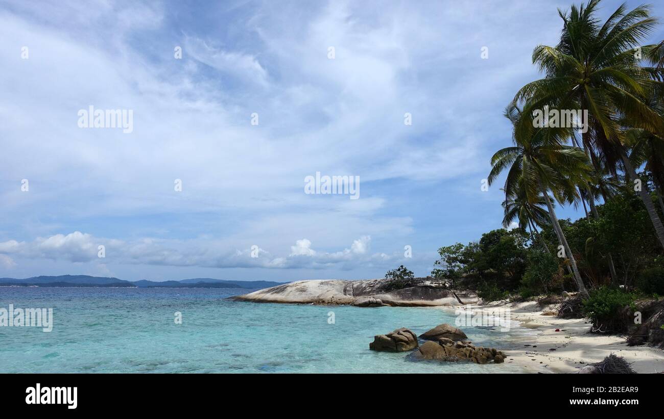 Anambas Inseln Indonesien - Strandlandschaft mit Palmen Stockfoto