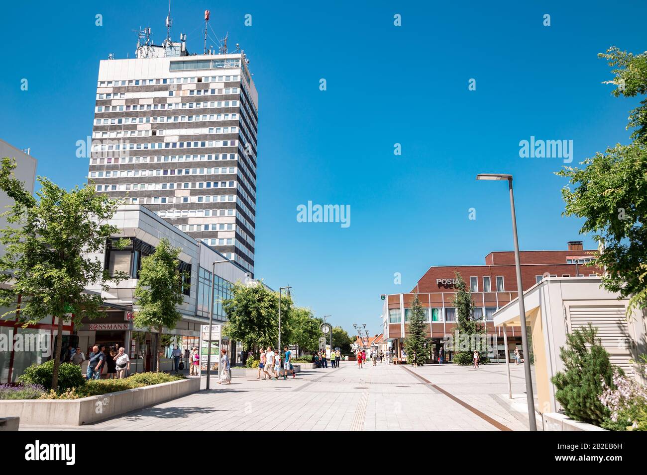 Veszprem, Ungarn - 28. Juni 2019 : Einkaufsstraße Kossuth Lajos Stockfoto