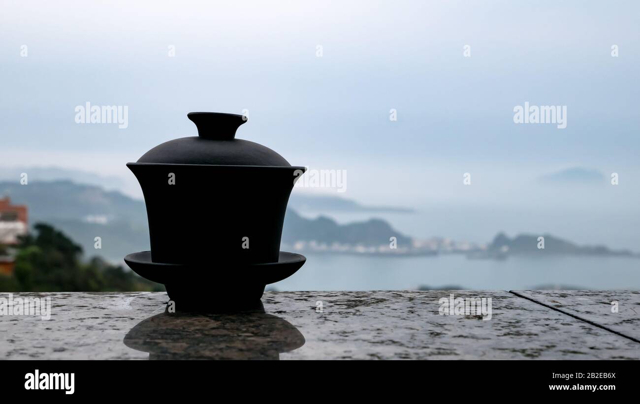 Die klassische taiwanesische Teetasse oben an der Wand mit Meerblick in der Jiufen Old Street in Taiwan. Stockfoto