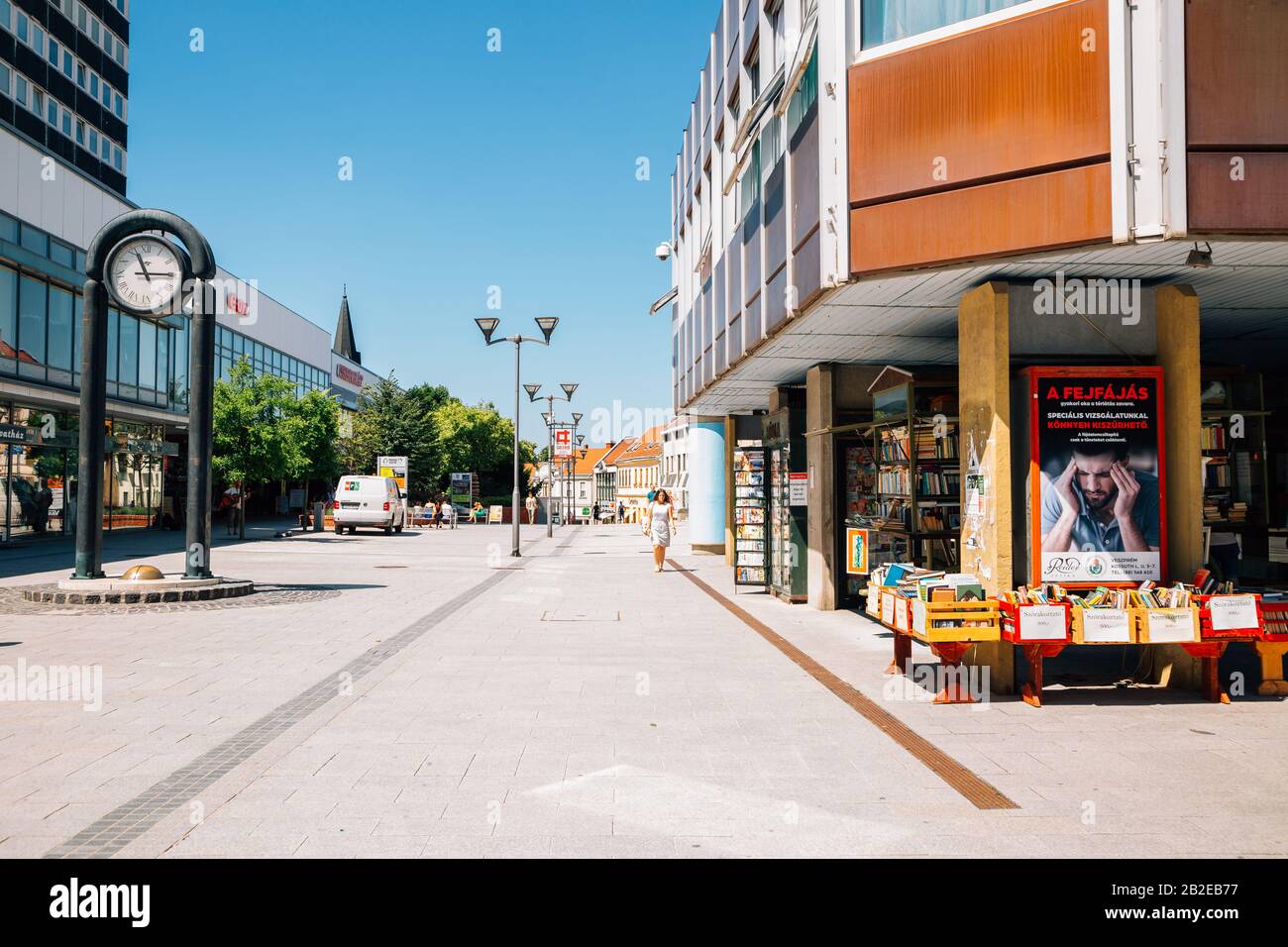 Veszprem, Ungarn - 28. Juni 2019 : Einkaufsstraße Kossuth Lajos Stockfoto