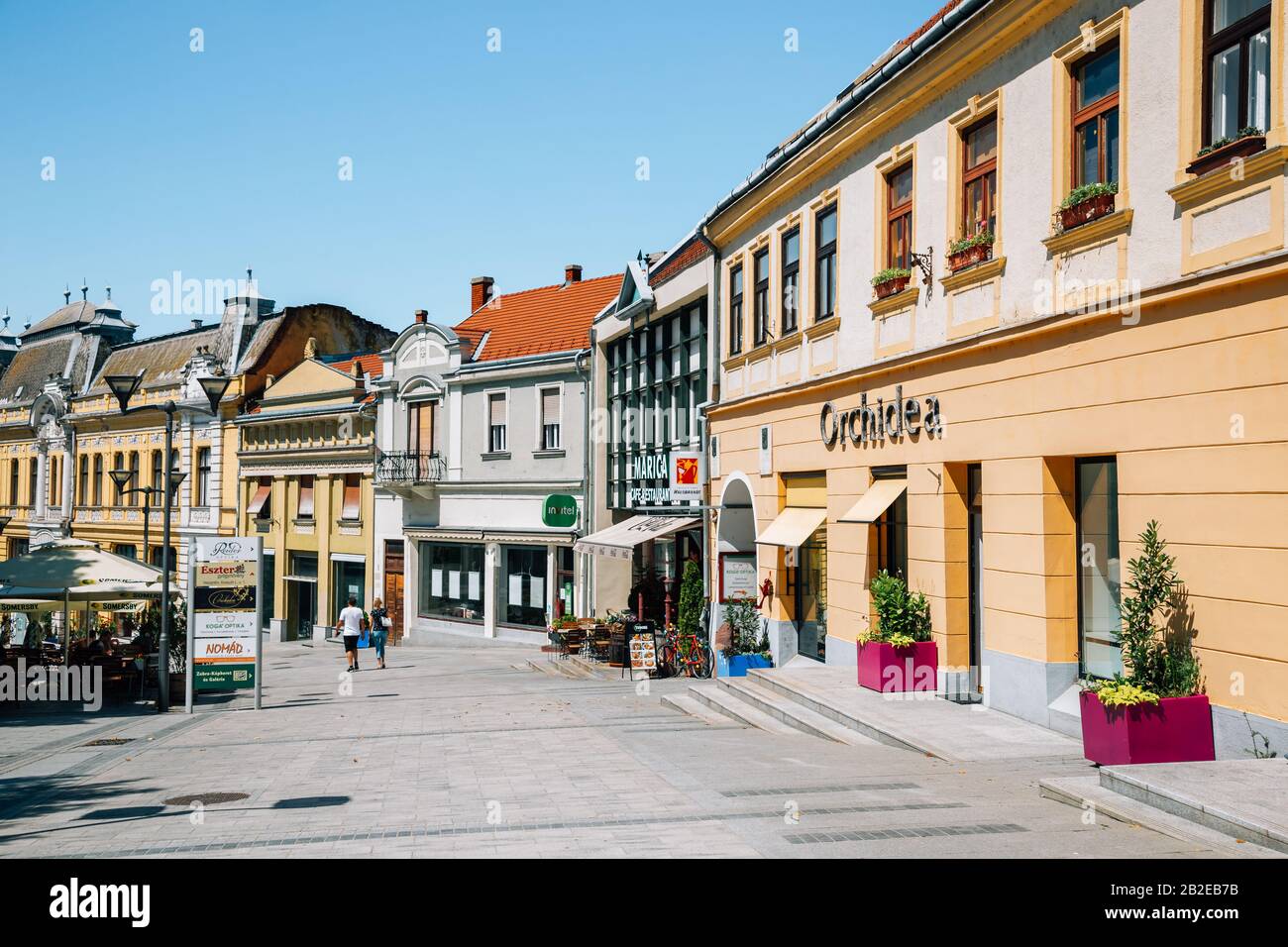 Veszprem, Ungarn - 28. Juni 2019 : Einkaufsstraße Kossuth Lajos Stockfoto